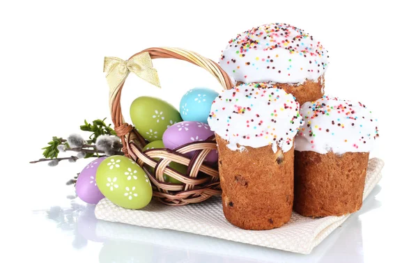 Frumoase prăjituri de Paște, ouă colorate în coș și flori izolate pe alb — Fotografie, imagine de stoc