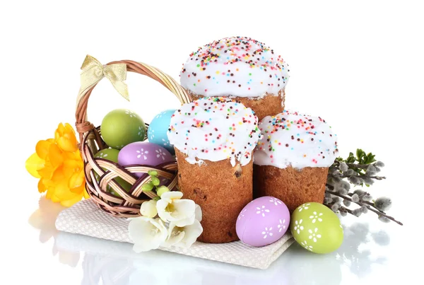 漂亮的复活节蛋糕、 丰富多彩的蛋在篮子和孤立在白色的鲜花 — 图库照片