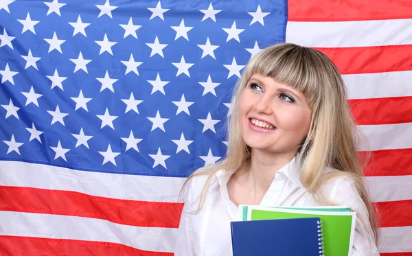 Jeune femme sur le fond du drapeau de l'Amérique — Photo