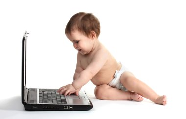 Şirin Bebek kız ve üzerinde beyaz izole laptop