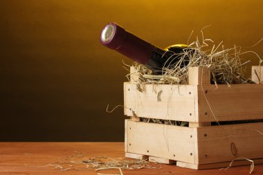 ahşap masa kahverengi zemin üzerinde sandık içinde büyük şarap şişesi