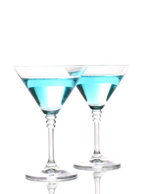 Mavi üzerine beyaz izole martini bardaklarda kokteyl
