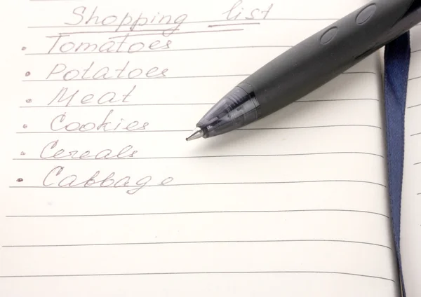 购物列表和笔特写 — 图库照片