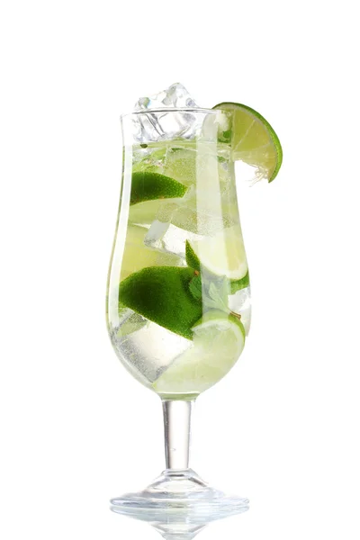 Cocktail met kalk en mint geïsoleerd op wit glas — Stockfoto