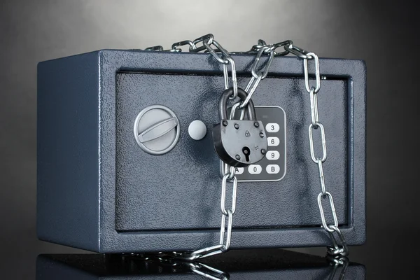 Χρηματοκιβώτιο με αλυσίδα και κλειδαριά σε γκρι φόντο — Φωτογραφία Αρχείου