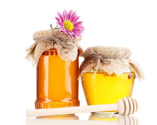 Γλυκό μέλι σε βάζα με drizzler που απομονώνονται σε λευκό — Φωτογραφία Αρχείου