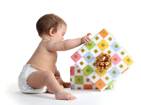 Niedliches Baby-Mädchen und Geschenkbox isoliert auf weiß — Stockfoto