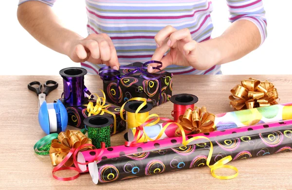 Envolver regalos rodeados de papel, cinta y arcos — Foto de Stock