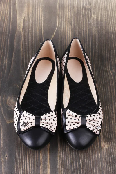 Zapatos de ballet planos femeninos estampados con lunares negros sobre fondo de madera —  Fotos de Stock