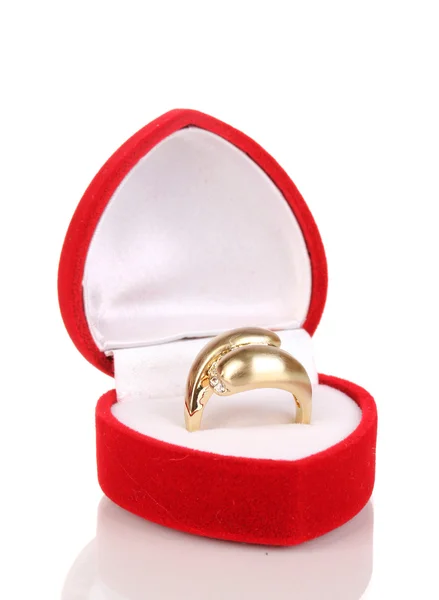 Bague en or avec cristaux clairs en velours rouge isolé sur blanc — Photo