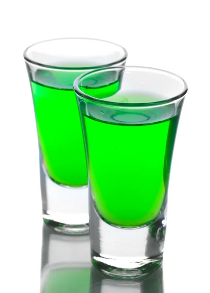 Dvě sklenice absintu izolovaných na bílém — Stock fotografie
