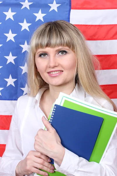 Νεαρή γυναίκα στο παρασκήνιο της σημαίας της Αμερικής — Φωτογραφία Αρχείου