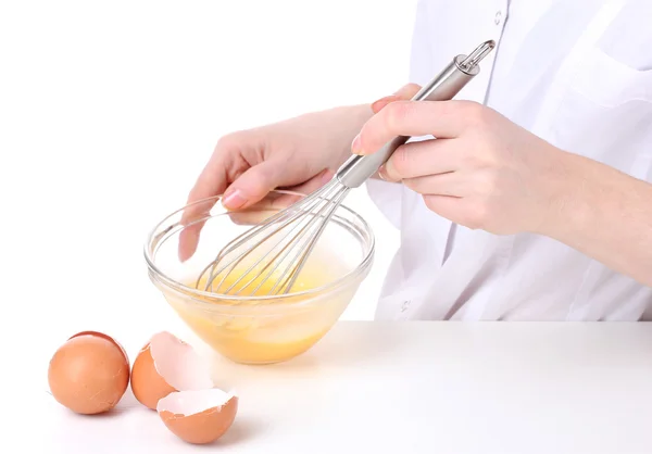 Manos femeninas Mezclando huevos en un tazón aislado sobre blanco — Foto de Stock