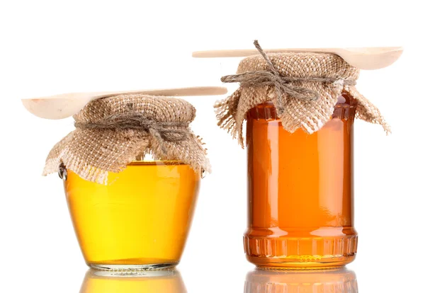Солодкий мед в банках з ложками ізольовано на білому — стокове фото