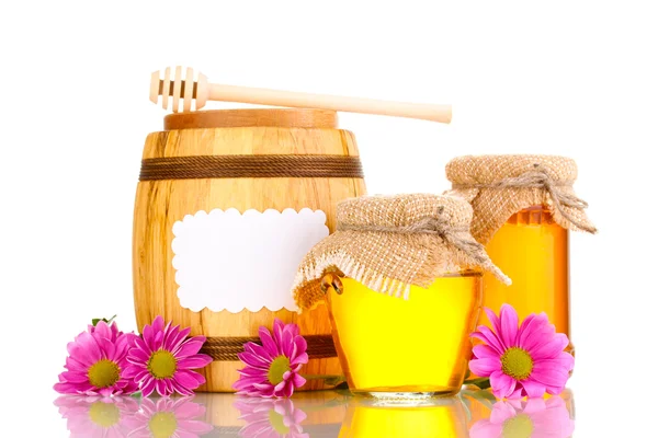 Miel dulce en frascos y barril con rociador aislado sobre blanco —  Fotos de Stock