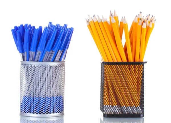 Свинцовые карандаши и ручки в металлических чашках, изолированных на белом — стоковое фото