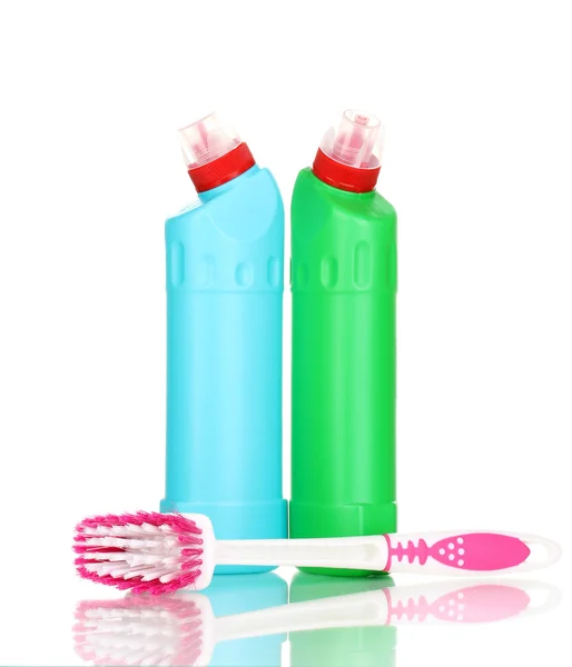 Produtos de limpeza e escova para vaso sanitário isolado em branco — Fotografia de Stock