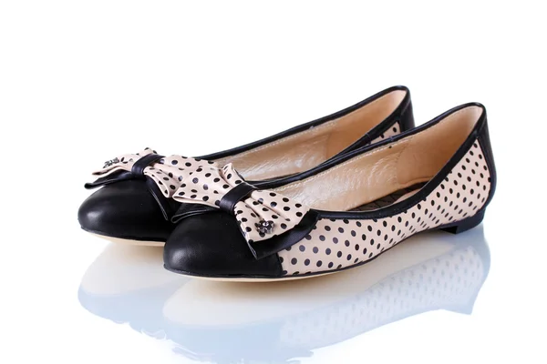 Kadın düz bale ayakkabıları ile siyah lekeli beyaz izole desenli — Stok fotoğraf