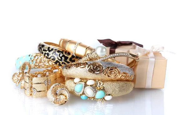 Hermosas joyas de oro y cajas de regalos aislados en blanco — Foto de Stock