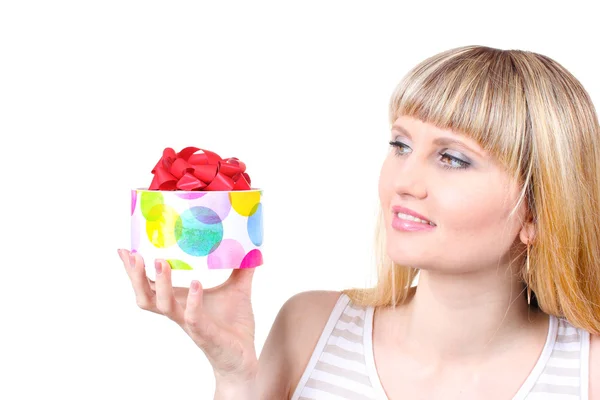 Krásná mladá dívka drží dárek izolovaných na bílém — Stock fotografie