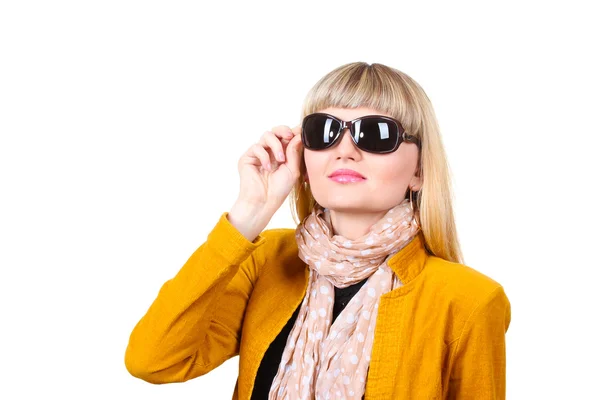 Schöne junge Frau in heller Jacke mit Sonnenbrille isoliert auf weiß — Stockfoto