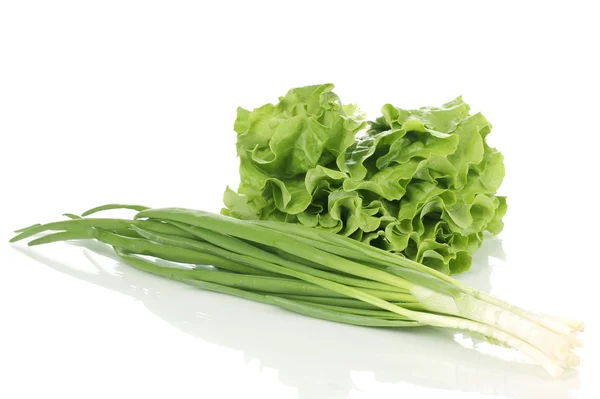 Świeże sałaty i zielonej cebuli na białym tle — Zdjęcie stockowe