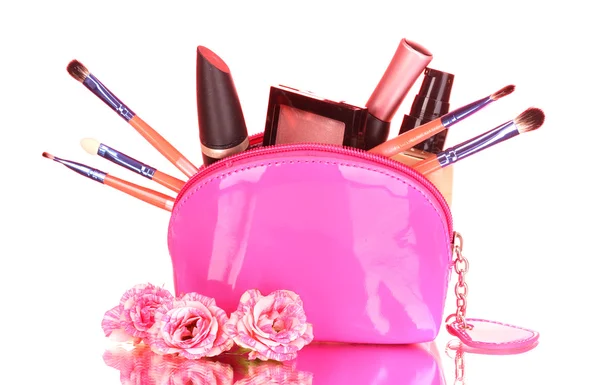 분홍색 배경에 브러시와 화장품 가방 메이크업 — 스톡 사진