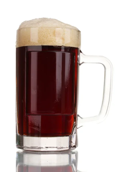 Červené pivo s pěnou v hrnek izolovaných na bílém — Stock fotografie