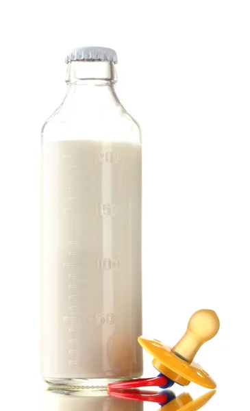 Bottiglia di latte e succhietto isolata su bianco — Foto Stock