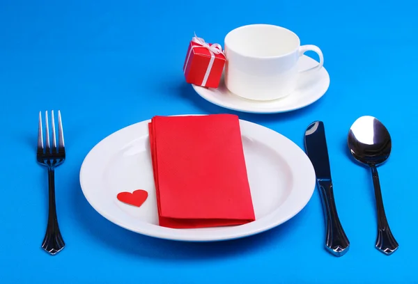青色の背景にテーブルの設定 — ストック写真