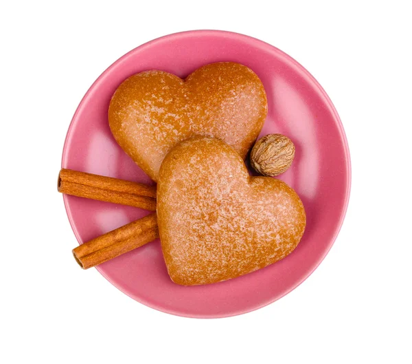 Ve tvaru srdce cukroví se skořicí a muškátovým oříškem na talíř izolovaných na bílém — Stock fotografie