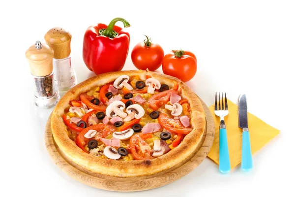 Ароматна піца з овочами ізольовані на білому — стокове фото