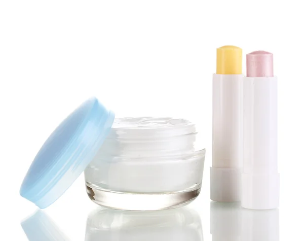 Hygiënische lippenstiften en hydraterende crème geïsoleerd op wit — Stockfoto