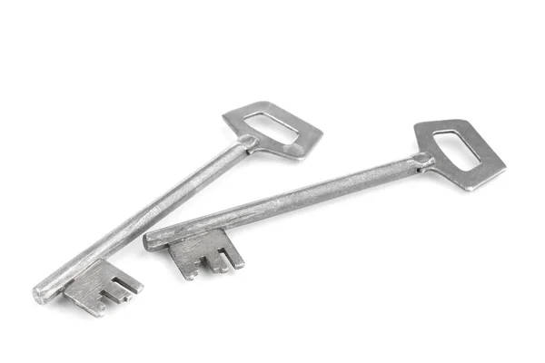 Dva kovové klíče izolovaných na bílém — Stock fotografie