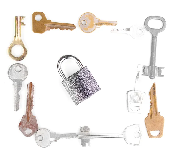 Metalowe klucze i kłódka na białym tle — Zdjęcie stockowe