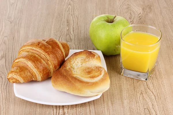 Classical breakfast. Orange juice with croissant and bun — Stock Photo, Image