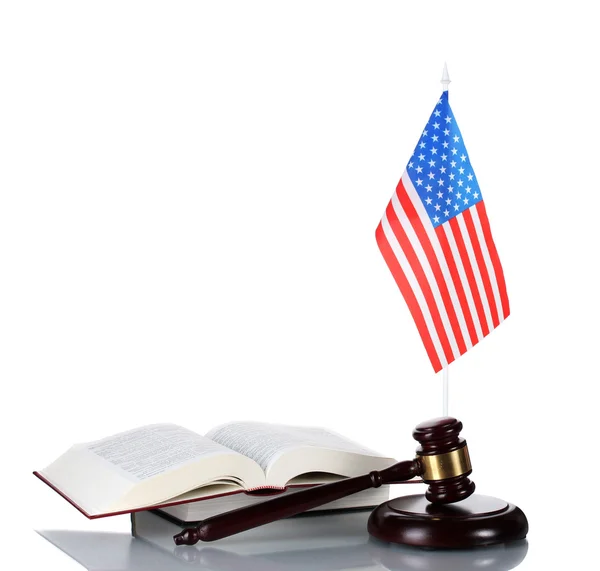 Soudce kladívkem, knihy a americká vlajka izolovaných na bílém — Stock fotografie