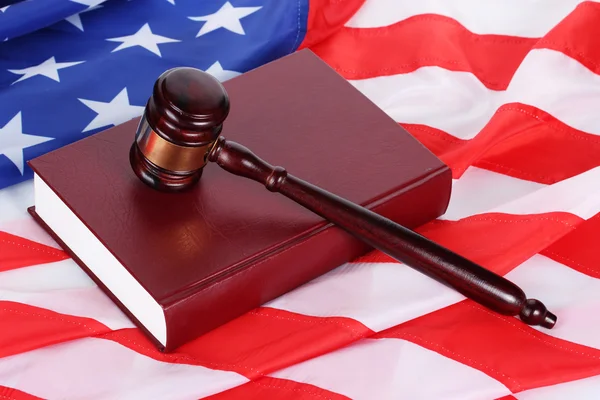Судья молоток и книга на фоне американского флага — стоковое фото