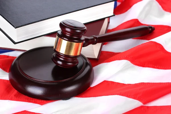 Судья молоток и книги на фоне американского флага — стоковое фото
