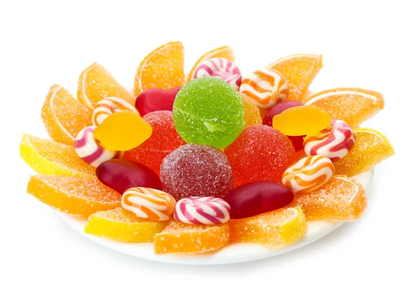 Fargerike gele søtsaker på plate isolert på hvit – stockfoto