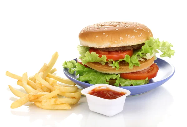 Grand et savoureux hamburger sur assiette et pommes de terre frites isolées sur blanc — Photo