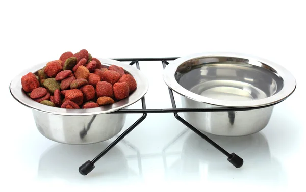 Сухой корм для собак и вода в металлических мисках, изолированных на белом — стоковое фото