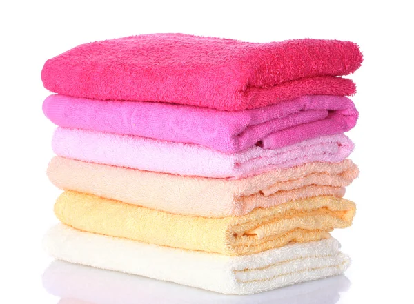 Jasne ręczniki na białym tle — Zdjęcie stockowe