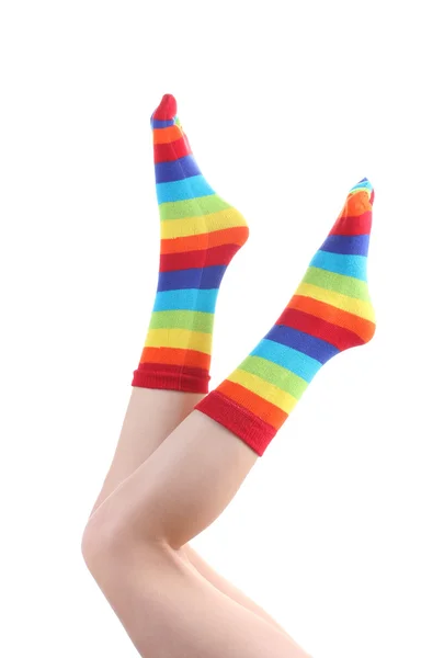 Женские ноги в разноцветных полосатых носках, изолированных на белом — стоковое фото