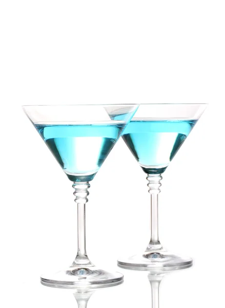 蓝白色上孤立的马天尼杯鸡尾酒 — 图库照片