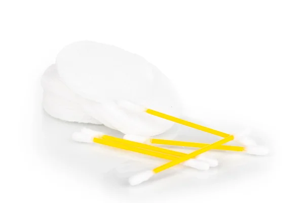 Хлопчатобумажные мазки и палочки, изолированные на белом — стоковое фото