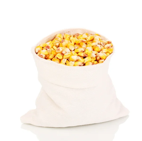 Stoffbeutel mit Mais isoliert auf weiß — Stockfoto