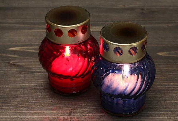 Lanterna di memoria con candele su sfondo di legno — Foto Stock