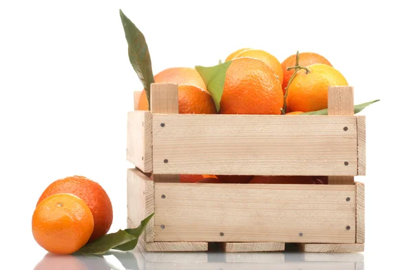 Ripe tasty tangerines with leaves in wooden box isolated on white — Stock Photo, Image