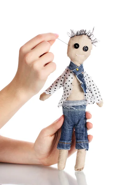 Voodoo panenku chlapce v rukou žen izolovaných na bílém — Stock fotografie